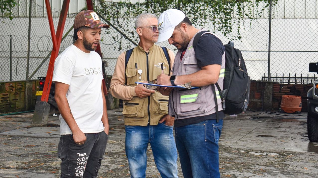 funcionarios realizan la inspeccion de los procesos con el administrador del establecimiento