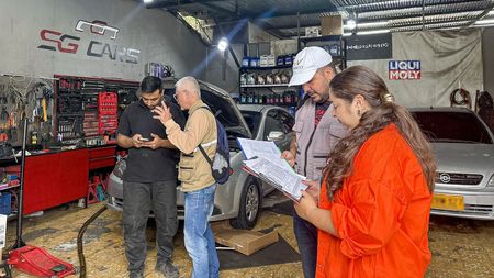 funcionarios realizan la inspeccion de los procesos con el administrador del establecimiento