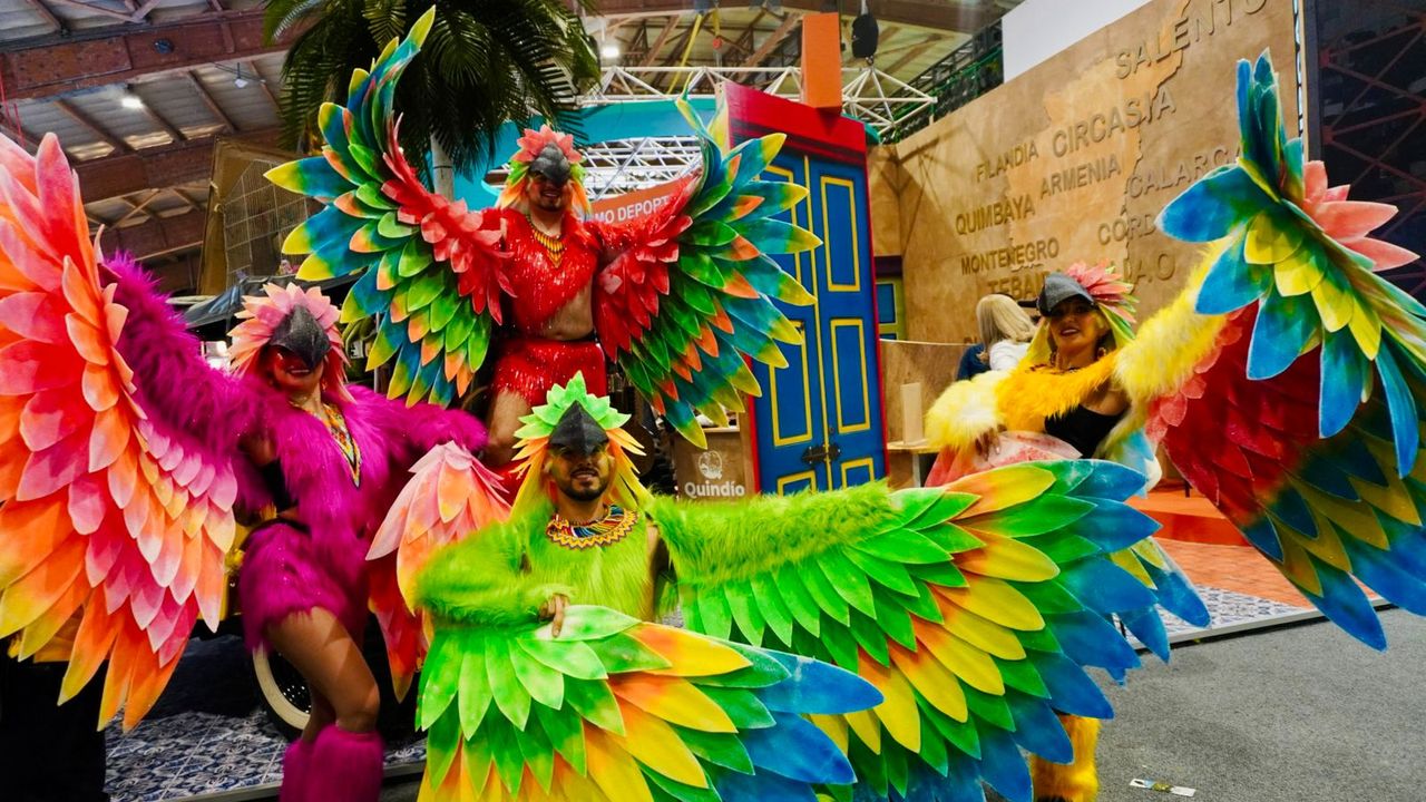 representates del municpio vestidos de aves autoctonas de la region en ANATO 