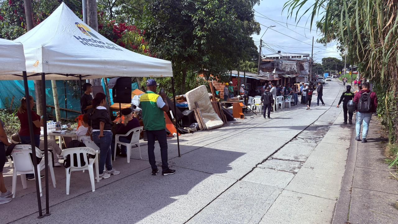 instalaciones de la jornada de limpieza con sus respectivos funcionarios y personas participantes de la comuna