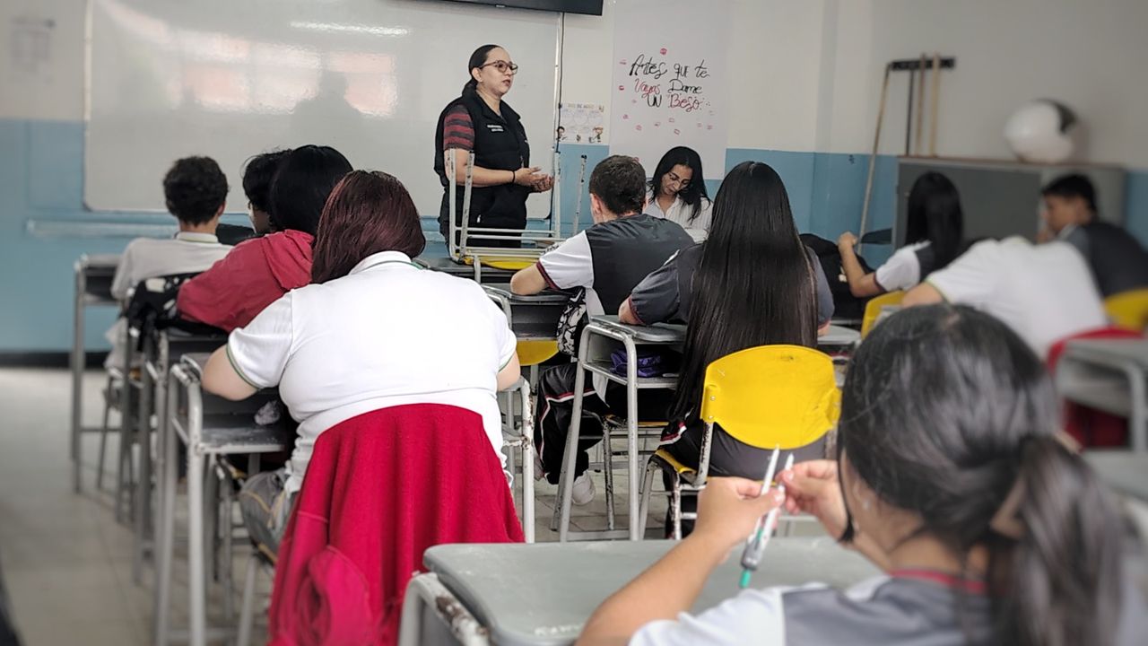 funcionario de la alcaldia socializando con los estudiantes de los colegios