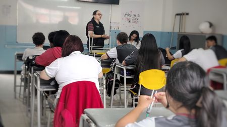 funcionario de la alcaldia socializando con los estudiantes de los colegios