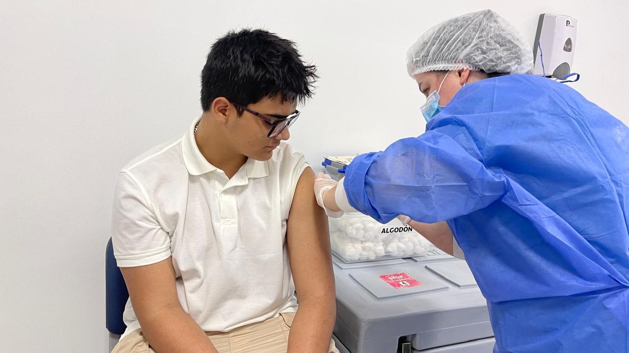joven recibiendo la vacuna en uno de los puestos de vacunacion